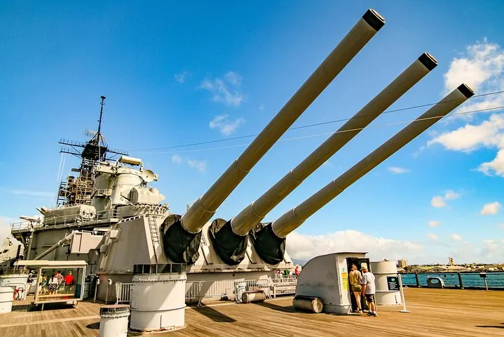 Battleship Missouri and USS Arizona Memorial on a Pearl Harbor tour from Honolulu, illustrative scene